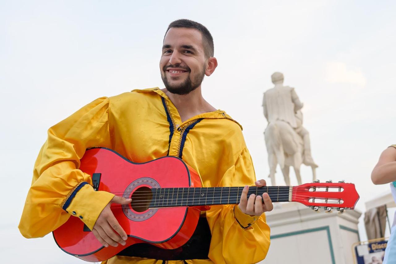 Imperial Palace Hotel Sunny Beach Exterior photo A street performer in Madrid